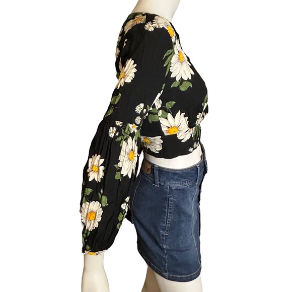 Forever 21 Black Daisy Print Crop Top Blouse Size Small - Picture 4 of 8